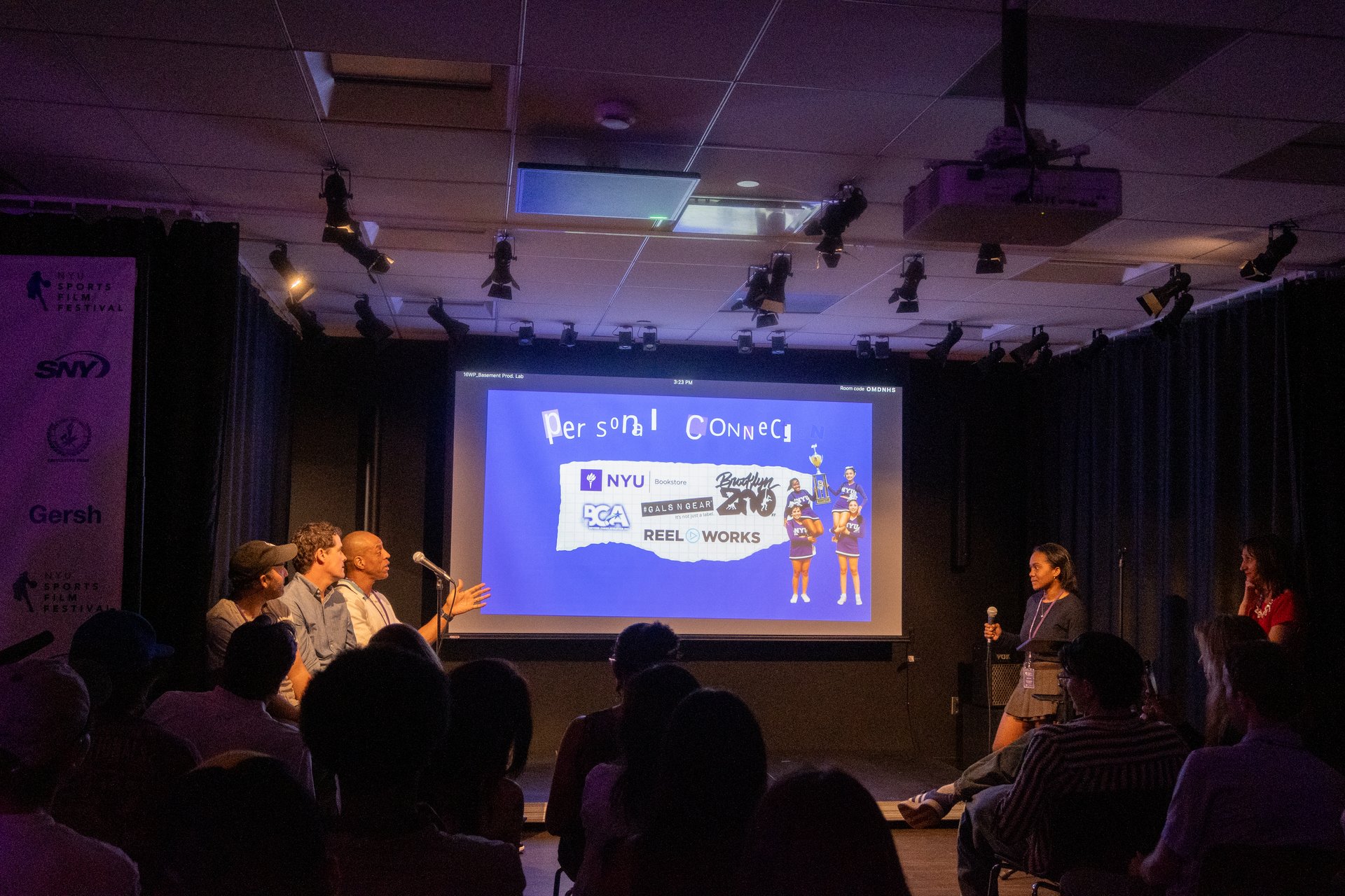 Amor Azor presents her pitch VIOLETS at the Pitch Contest